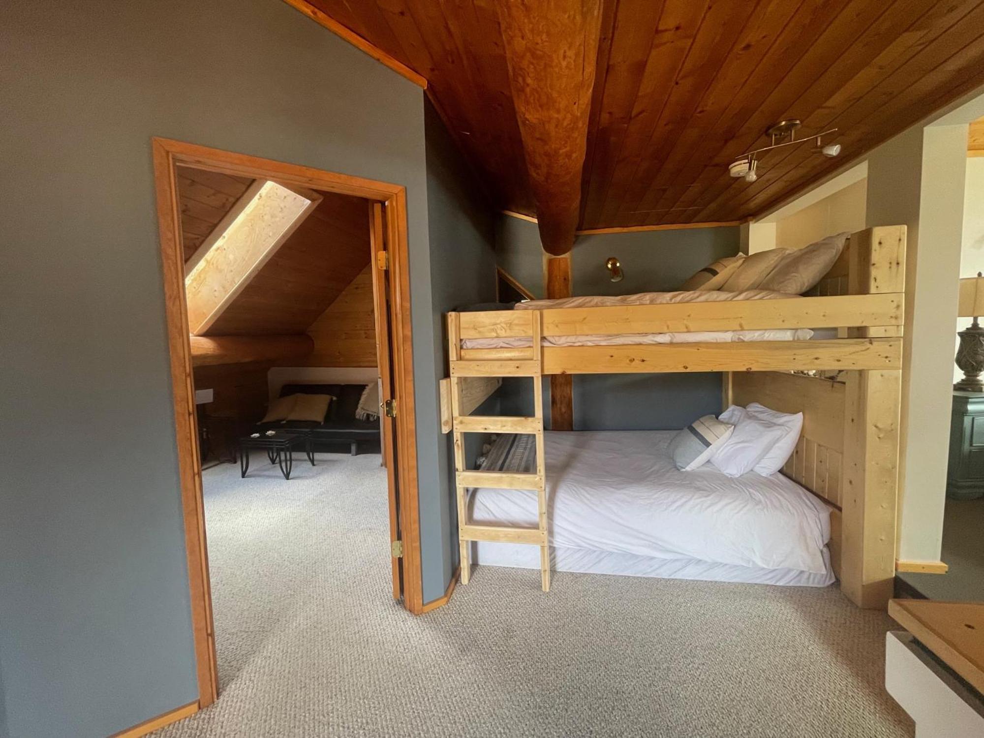 Mount Logan Ecolodge & Retreat Center ヘーンズ・ジャンクション エクステリア 写真